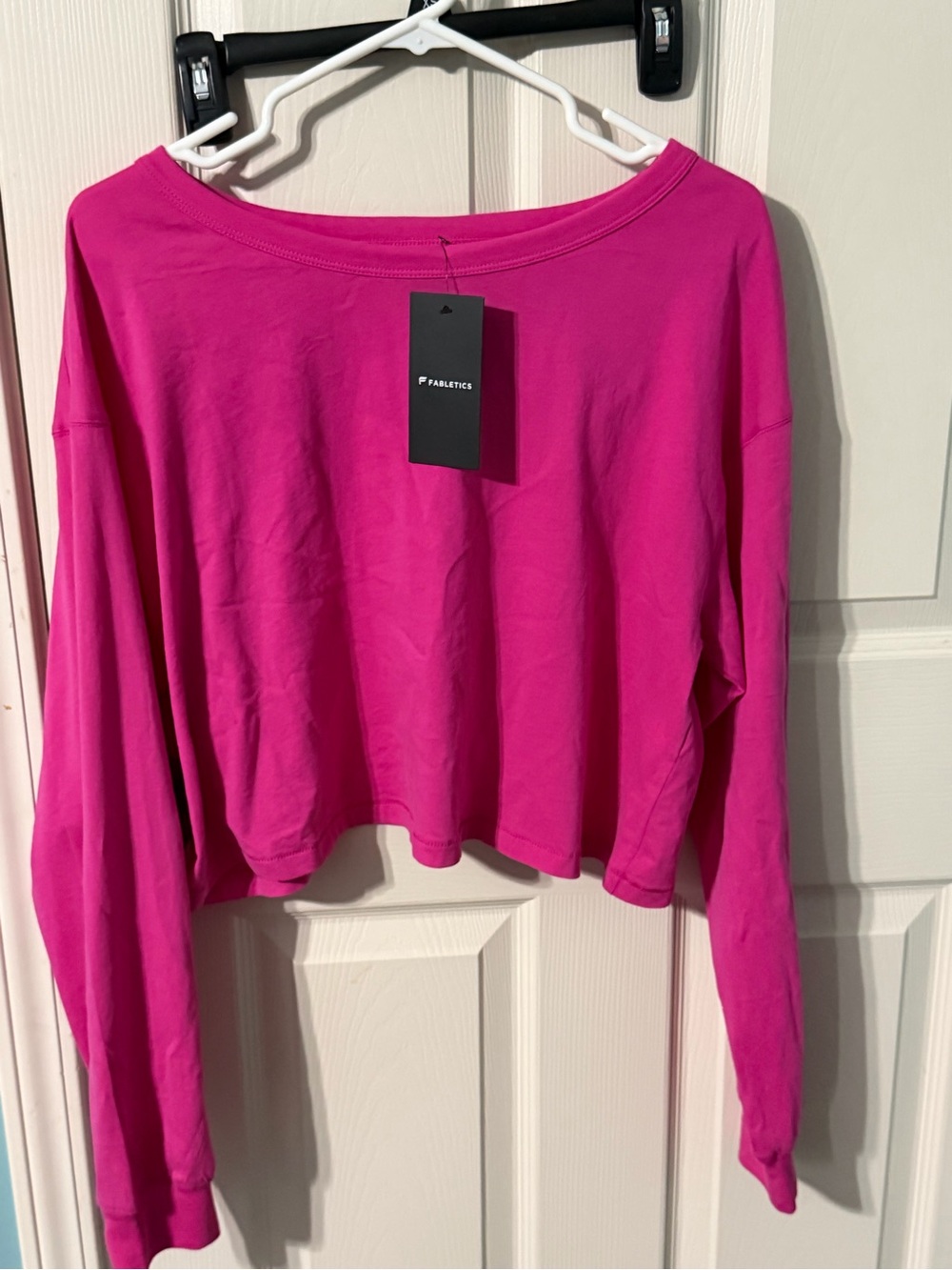 Fabletics Women’s Pinked Cropped Shirt with Open Back Size Large. NWT